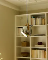 DC Ball Pendel Ø18 Krom fra Halo Design i et stuehjørne ved en bogereol DC Ball Pendel Ø18 Krom fra Halo Design i et stuehjørne ved en bogereol