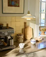 Rivoli Pendel Creme Ø26 fra Halo Design over en køkkenø