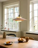 Rivoli Pendel Ø40 Rosa fra Halo Design over et spisebord i et køkken Rivoli Pendel Ø40 Rosa fra Halo Design over et spisebord i et køkken