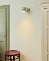 DC Væglampe Salviegrøn Ø12 fra Halo Design på en væg i en entré DC Væglampe Salviegrøn Ø12 fra Halo Design på en væg i en entré