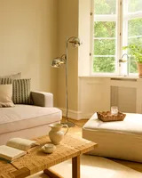 DC 2-Arm Gulvlampe Krom Ø18 fra Halo Design i et stuehjørne ved en sofa DC 2-Arm Gulvlampe Krom Ø18 fra Halo Design i et stuehjørne ved en sofa