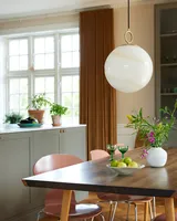 Stockholm Pendel Ø30 Marmorbrun fra Halo Design over et spisebord i et køkken Stockholm Pendel Ø30 Marmorbrun fra Halo Design over et spisebord i et køkken