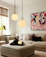 Stockholm Pendel Ø30 Marmorbrun fra Halo Design i en stue ved en sofa - blødt lys og ro ved sofaen Stockholm Pendel Ø30 Marmorbrun fra Halo Design i en stue ved en sofa - blødt lys og ro ved sofaen