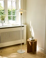 Rivoli Gulvlampe Creme og messing fra Halo Design i brug i hjemmet