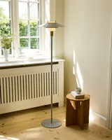 Rivoli Gulvlampe Grå/messing fra Halo Design i brug i hjemmet Rivoli Gulvlampe Grå/messing fra Halo Design i brug i hjemmet