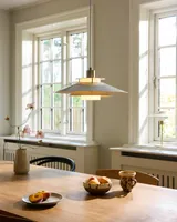 Rivoli Pendel Ø40 Grå fra Halo Design over et spisebord ved vinduer - lyst og roligt ved bordet