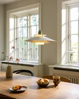 Rivoli Pendel Ø40 Blank hvid og messing fra Halo Design over et spisebord i et køkken Rivoli Pendel Ø40 Blank hvid og messing fra Halo Design over et spisebord i et køkken