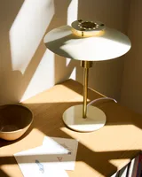 Rivoli Bordlampe Creme og messing fra Halo Design på et skrivebord i et arbejdsværelse
