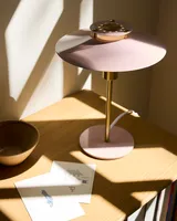 Rivoli Bordlampe Rosa fra Halo Design på et skrivebord i et kontor Rivoli Bordlampe Rosa fra Halo Design på et skrivebord i et kontor