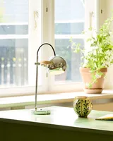 DC Portable Bordlampe Krom fra Halo Design over et arbejdsbord på et kontor
