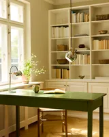 DC Portable Bordlampe Krom fra Halo Design over et skrivebord på et kontor