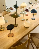 DC Portable Bordlampe Krom fra Halo Design på et spisebord i en spisestue - stilfuldt lys til bordet