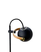 DC Portable Bordlampe Grafitsort fra Halo Design i brug i hjemmet DC Portable Bordlampe Grafitsort fra Halo Design i brug i hjemmet