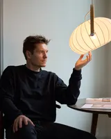 DC Textile Pendel Satinhvid fra Halo Design på et lille bord i en stue - blødt lys ved læsning DC Textile Pendel Satinhvid fra Halo Design på et lille bord i en stue - blødt lys ved læsning