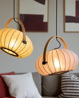 DC Textile Pendel Satinhvid fra Halo Design i en stue ved en sofa - blødt lys ved sofaen DC Textile Pendel Satinhvid fra Halo Design i en stue ved en sofa - blødt lys ved sofaen