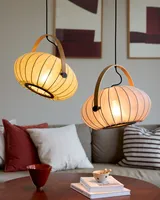 DC Textile Pendel Stengrå fra Halo Design over et sofabord i en stue - hygge og varmt lys ved sofaen