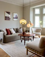 DC Textile Pendel Stengrå fra Halo Design over et sofabord i en stue - blødt, varmt lys ved sofaen