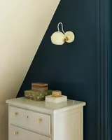 DC Væglampe Blank creme fra Halo Design på en kommode i en entré - stilfuld accent ved indgangen