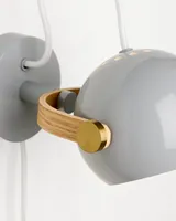 DC Væglampe Grå fra Halo Design i brug i hjemmet