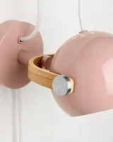 DC Væglampe Rosa og olieret eg fra Halo Design i brug i hjemmet DC Væglampe Rosa og olieret eg fra Halo Design i brug i hjemmet