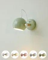 DC Væglampe Rosa og olieret eg fra Halo Design på en væg i et stue - blidt lys i værelset DC Væglampe Rosa og olieret eg fra Halo Design på en væg i et stue - blidt lys i værelset