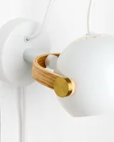 DC Væglampe Hvid og olieret eg fra Halo Design i brug i hjemmet