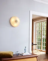 Paris Loftlampe Ø40 Hvid fra Halo Design på et møbel i en stue ved døre - blødt lys i lyst rum Paris Loftlampe Ø40 Hvid fra Halo Design på et møbel i en stue ved døre - blødt lys i lyst rum