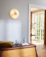 Paris Loftlampe Ø50 Hvid/antik fra Halo Design på en bænk i en entré - roligt lys ved indgangen