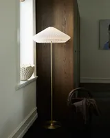 Paris Gulvlampe Ren hvid og antik fra Halo Design i en entré ved en væg - blidt lys i gangen