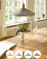 Paris Pendel Ø40 Sand fra Halo Design over et spisebord i et køkken - roligt lys ved vinduerne Paris Pendel Ø40 Sand fra Halo Design over et spisebord i et køkken - roligt lys ved vinduerne