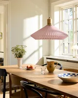 Paris Pendel Ø56 Rosa fra Halo Design over et spisebord i et køkken Paris Pendel Ø56 Rosa fra Halo Design over et spisebord i et køkken