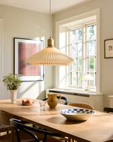 Paris Pendel Ø56 Sand fra Halo Design over et spisebord i et køkken - varmt lys over middagsbordet Paris Pendel Ø56 Sand fra Halo Design over et spisebord i et køkken - varmt lys over middagsbordet