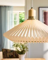 Paris Pendel Ø56 Sand fra Halo Design over et spisebord i en stue - blidt lys i hjemmet Paris Pendel Ø56 Sand fra Halo Design over et spisebord i en stue - blidt lys i hjemmet