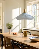 Paris Pendel Ø56 Himmelblå fra Halo Design over et spisebord i et køkken - lyst og roligt ved bordet Paris Pendel Ø56 Himmelblå fra Halo Design over et spisebord i et køkken - lyst og roligt ved bordet