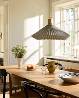 Paris Pendel Ø56 Himmelgrå fra Halo Design over et spisebord i et køkken Paris Pendel Ø56 Himmelgrå fra Halo Design over et spisebord i et køkken