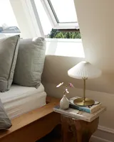 Paris Bordlampe Ren hvid og antik fra Halo Design på et sengebord i et soveværelse