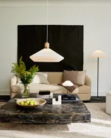 Paris Bordlampe Ren hvid og sort fra Halo Design over et sofabord i en stue Paris Bordlampe Ren hvid og sort fra Halo Design over et sofabord i en stue