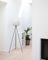 Umage Aluvia Mini - Pearl/Hvid - Ø40 m/ Tripod Floor Umage Aluvia Mini - Pearl/Hvid - Ø40 m/ Tripod Floor